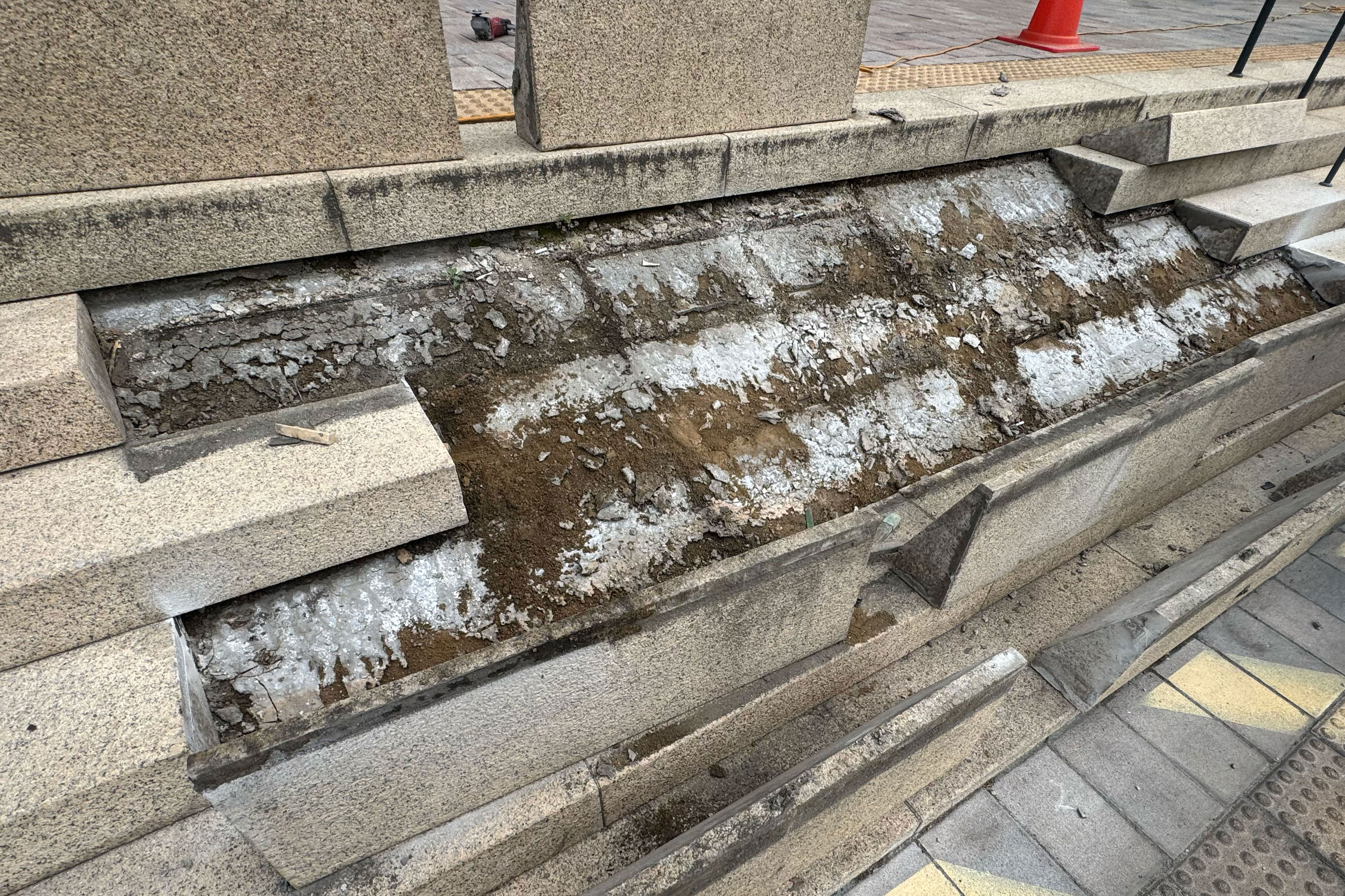 가나다하우스 석재시공 공정순서 2 — 손상 부위 철거 및 바탕 정리