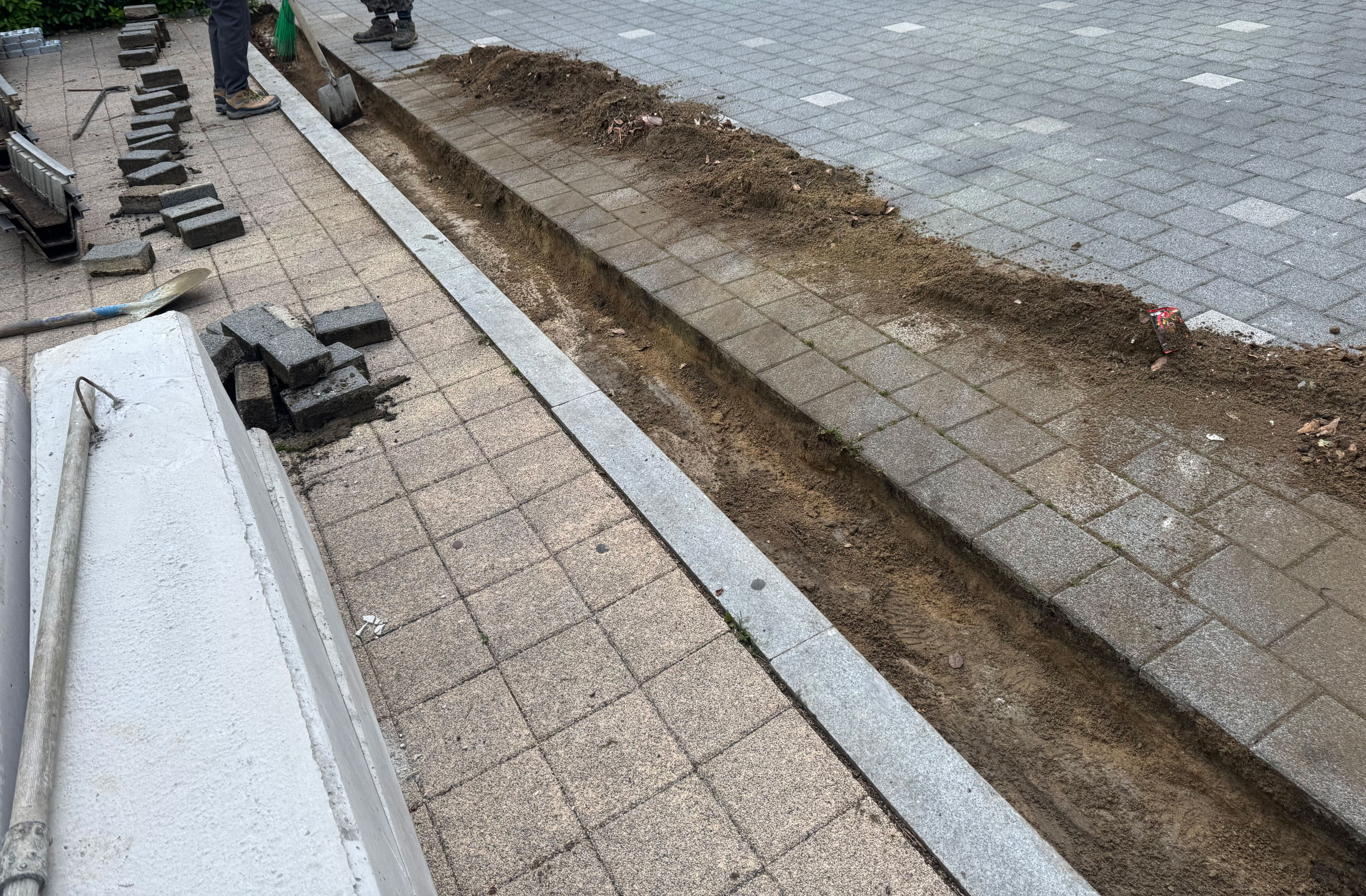 가나다하우스 트렌치공사 현장 사진 9 — 교체 공사, 화성시 청계동 스틸그레이팅 > 무소음 트렌치 교체